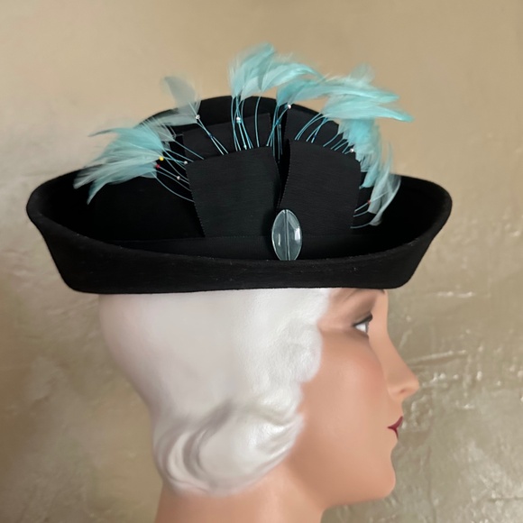 DRAMATIC 1940s\' BLACK FELT \